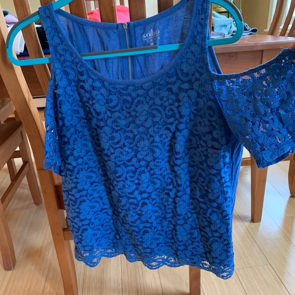 Open shoulder shirt